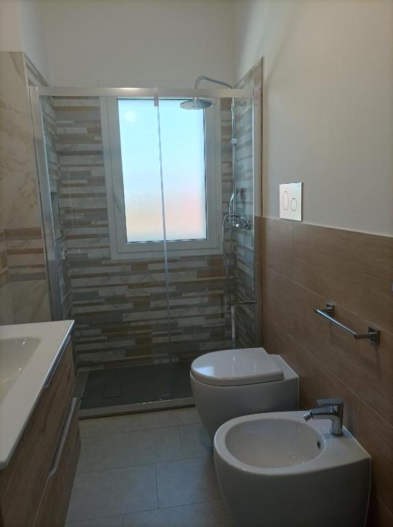 Bagno ristrutturato con doccia a pioggia