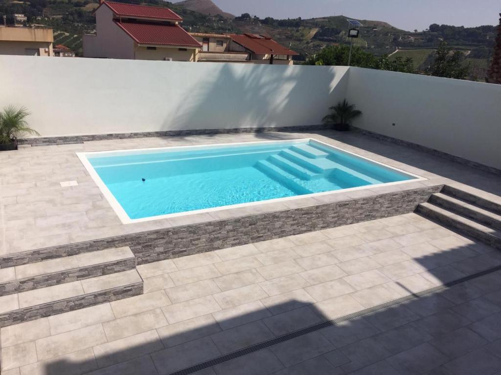 Vista piscina dalla villa