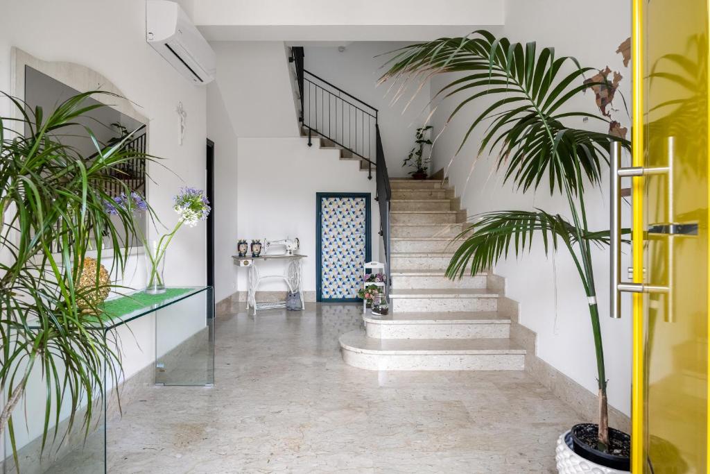 Ingresso con palme e porta gialla