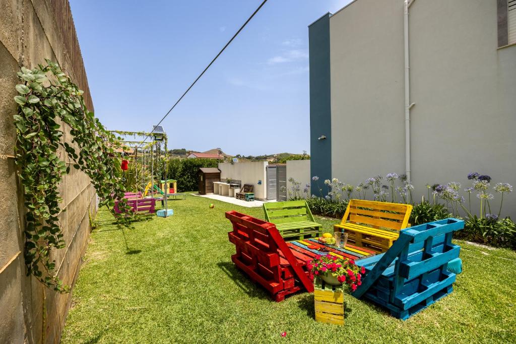 Giardino con pallet colorati